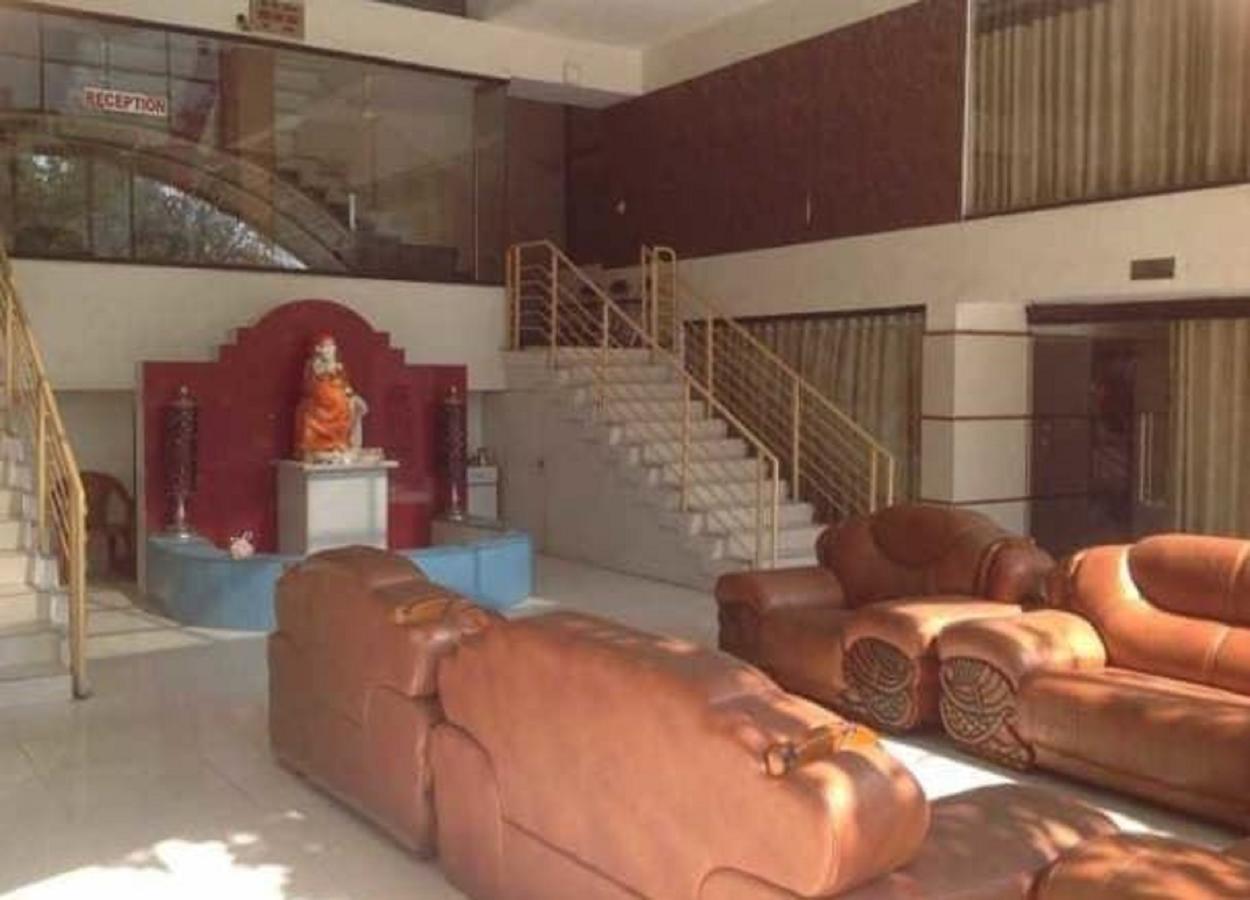 Готель Manohar Mahal Jalgaon Екстер'єр фото